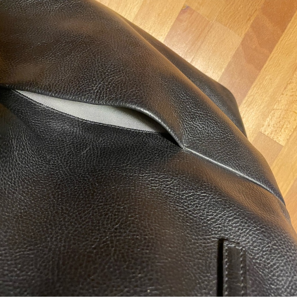 Fossil Black Shoulder Bag with Timeless Design - Picture 12 of 13